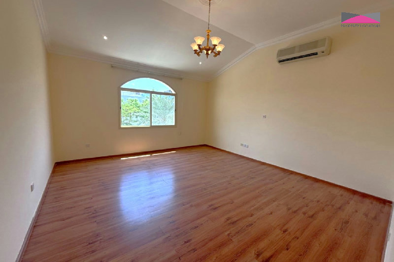 NEWLY RENOVATED | SPACIOUS VILLA | PRIME LOCATION β Slide 10