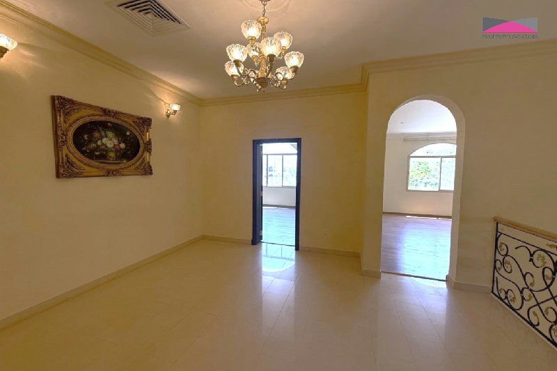 NEWLY RENOVATED | SPACIOUS VILLA | PRIME LOCATION β Slide 11