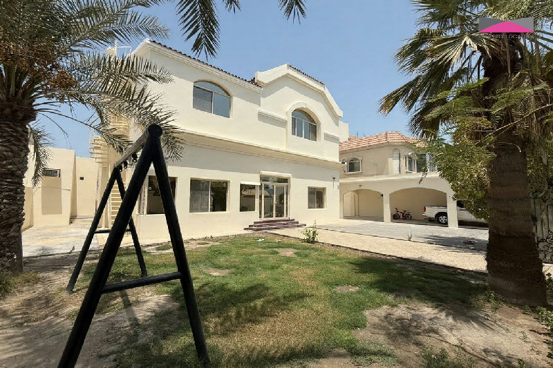 NEWLY RENOVATED | SPACIOUS VILLA | PRIME LOCATION β Slide 1