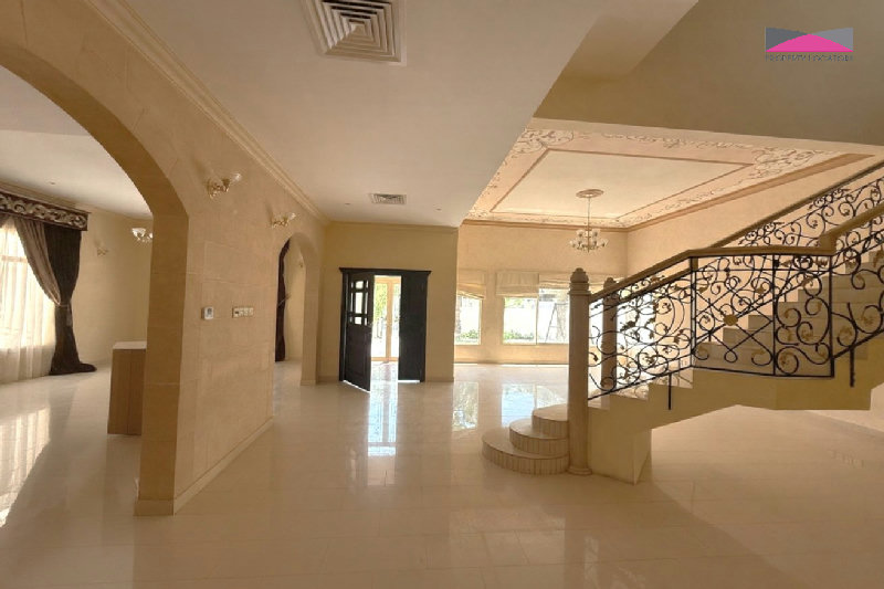 NEWLY RENOVATED | SPACIOUS VILLA | PRIME LOCATION β Slide 5
