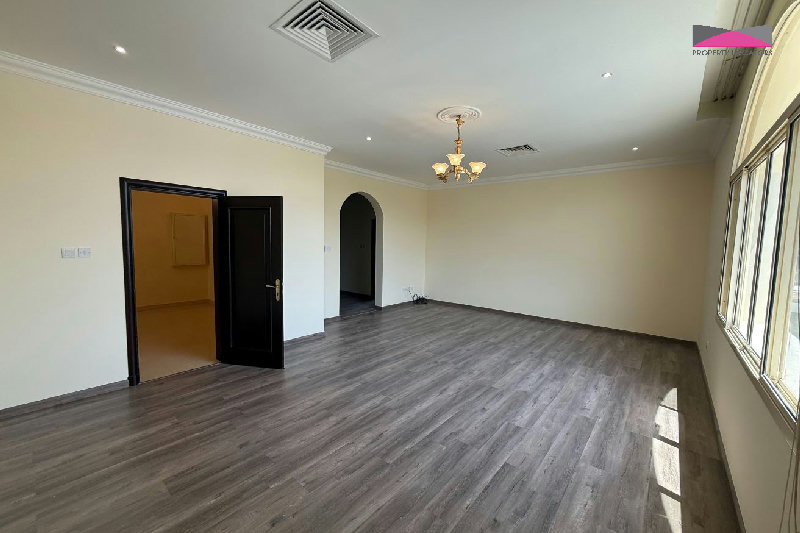 NEWLY RENOVATED | SPACIOUS VILLA | PRIME LOCATION β Slide 12