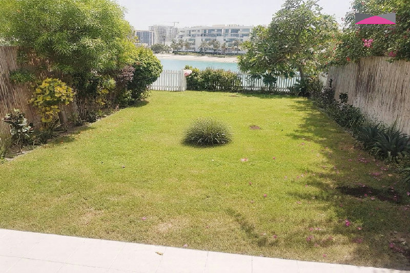 PRESTIGOUS BEACHFRONT PROPERTY | PRIVATE GARDEN | DIRECT BEACH ACCESS – Slide 4