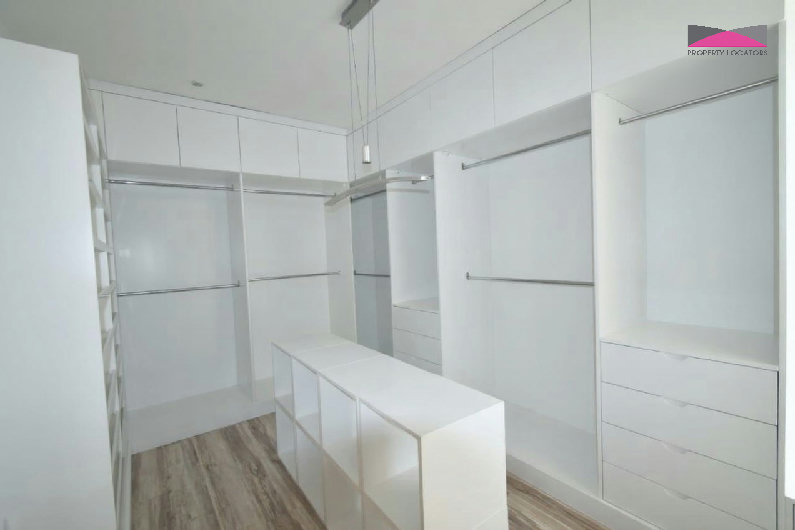 STUNNING WATERFRONT VILLA | FULLY RENOVATED | PRIME LOCATION – Slide 8