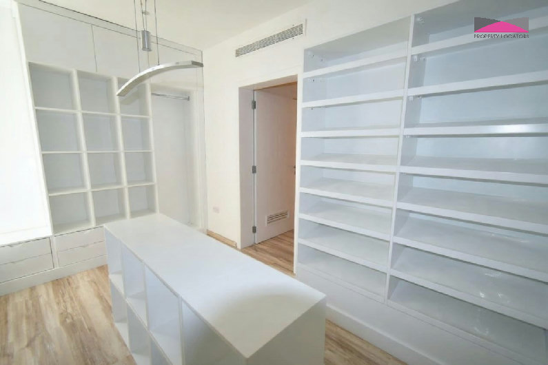 STUNNING WATERFRONT VILLA | FULLY RENOVATED | PRIME LOCATION – Slide 9