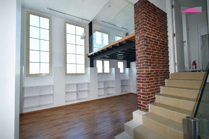 STUNNING WATERFRONT VILLA | FULLY RENOVATED | PRIME LOCATION – Slide 3