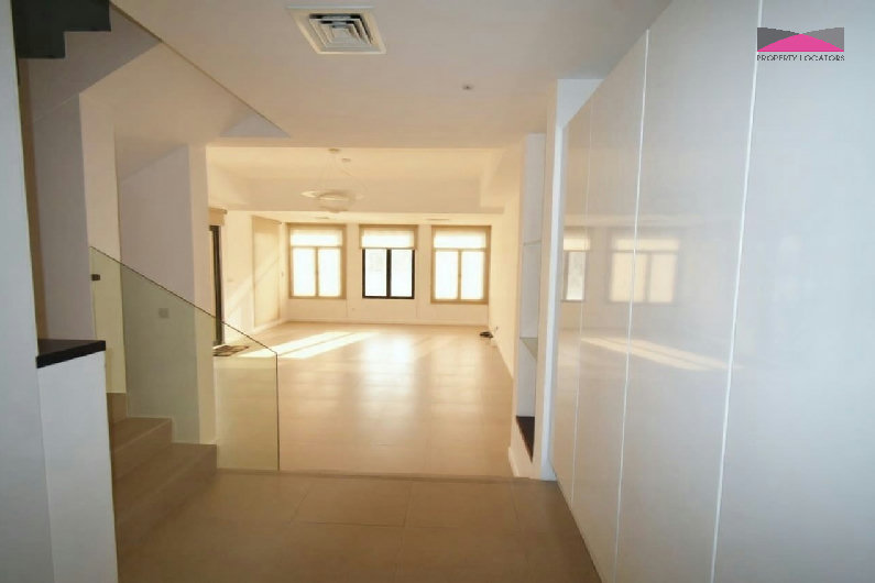 STUNNING WATERFRONT VILLA | FULLY RENOVATED | PRIME LOCATION – Slide 5