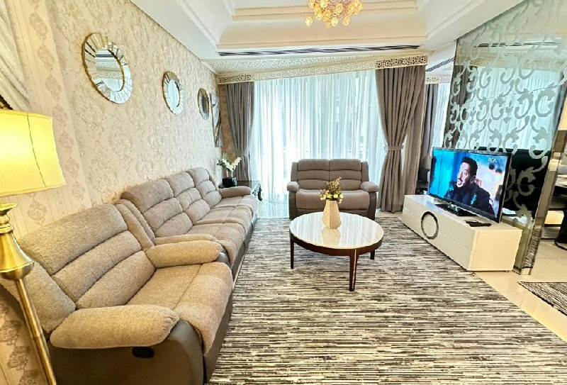 Stunning views, luxury living, elegant design – Slide 2