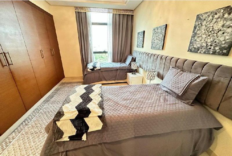 Stunning views, luxury living, elegant design – Slide 5