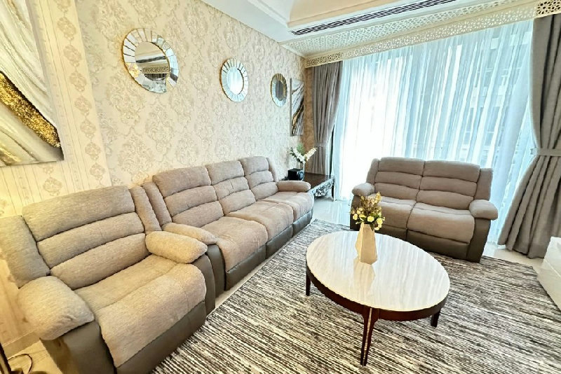 Stunning views, luxury living, elegant design – Slide 3