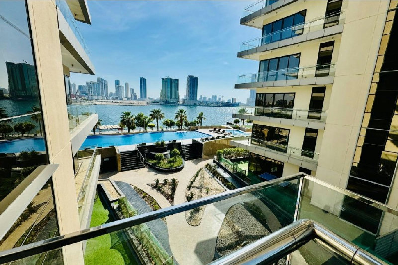 Stunning views, luxury living, elegant design – Slide 10