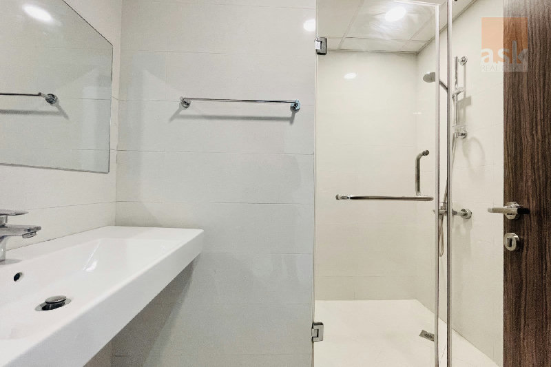 MODERN | BALCONY | GREAT FACILITIES | HOUSEKEEPING – Slide 14