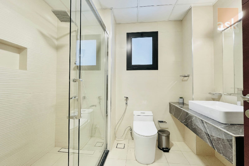 Spacious 2BR Apartment with Balcony | High Floor | City View – Slide 11