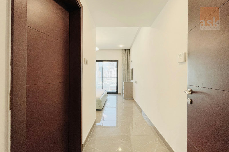 Spacious 2BR Apartment with Balcony | High Floor | City View – Slide 8