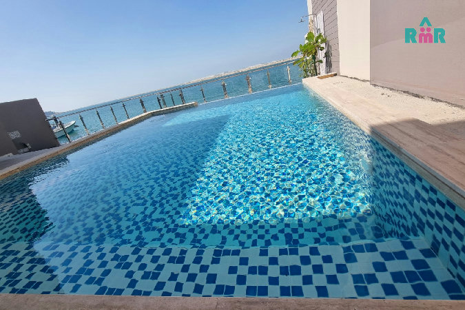 Oceanfront Living/Modern Developed Facilities – Slide 1