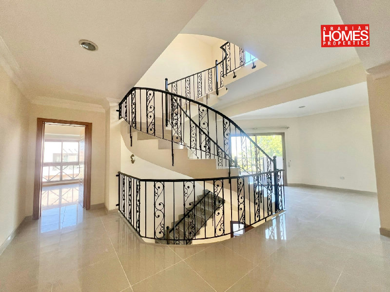 4 BEDROOM VILLA WITH PRIVATE GARDEN – Slide 3