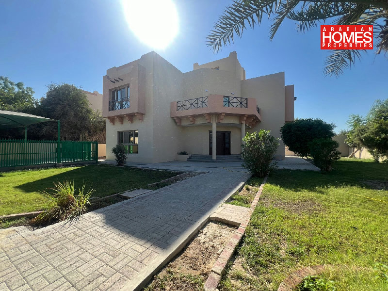 4 BEDROOM VILLA WITH PRIVATE GARDEN – Slide 1