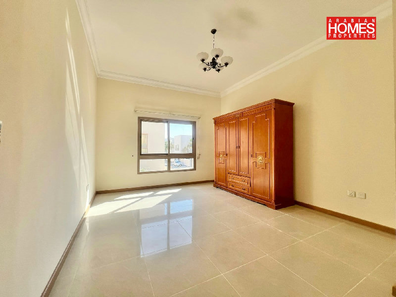 4 BEDROOM VILLA WITH PRIVATE GARDEN – Slide 7