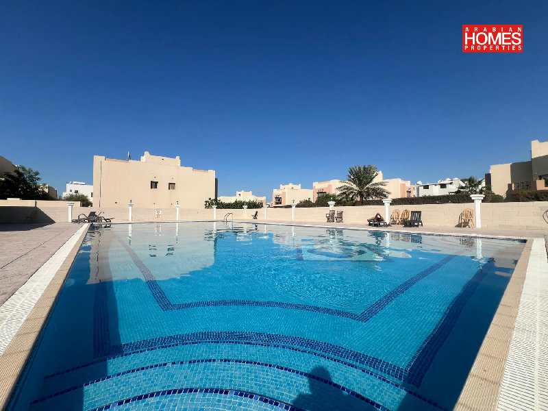 4 BEDROOM VILLA WITH PRIVATE GARDEN – Slide 2