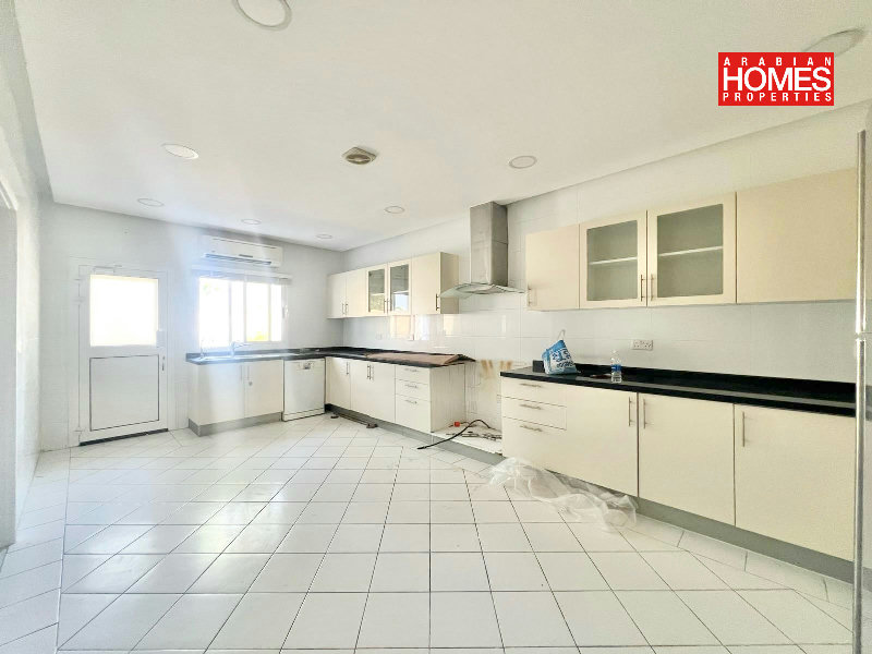 WELL MAINTAINED 3 BEDROOM VILLA WITH PRIVATE GARDEN – Slide 9