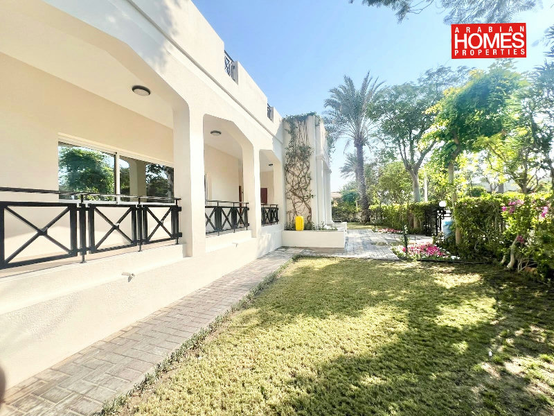 WELL MAINTAINED 3 BEDROOM VILLA WITH PRIVATE GARDEN – Slide 1