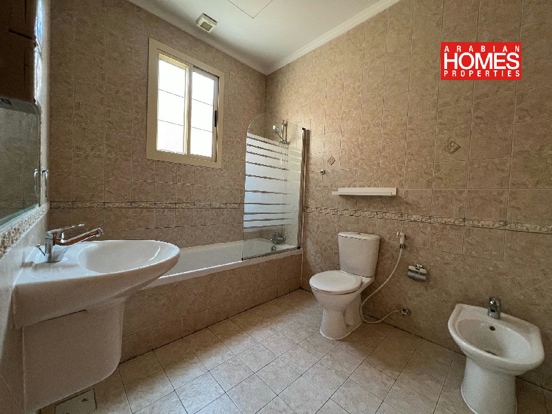 4 BEDROOM VILLA WITH PRIVATE GARDEN – Slide 8