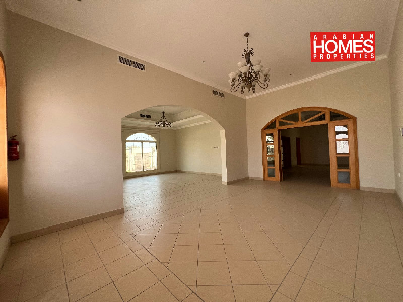 4 BEDROOM VILLA WITH PRIVATE GARDEN – Slide 3