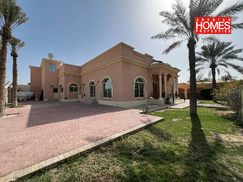 4 BEDROOM VILLA WITH PRIVATE GARDEN – Slide 1