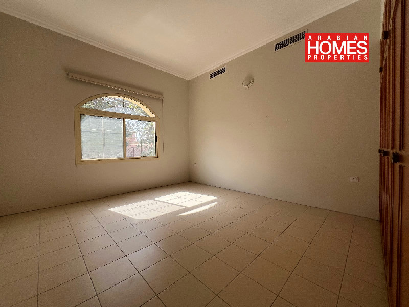 4 BEDROOM VILLA WITH PRIVATE GARDEN – Slide 6