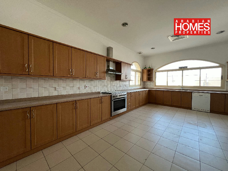 4 BEDROOM VILLA WITH PRIVATE GARDEN – Slide 7