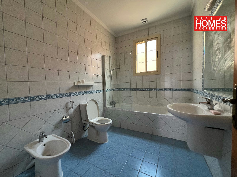 4 BEDROOM VILLA WITH PRIVATE GARDEN – Slide 11