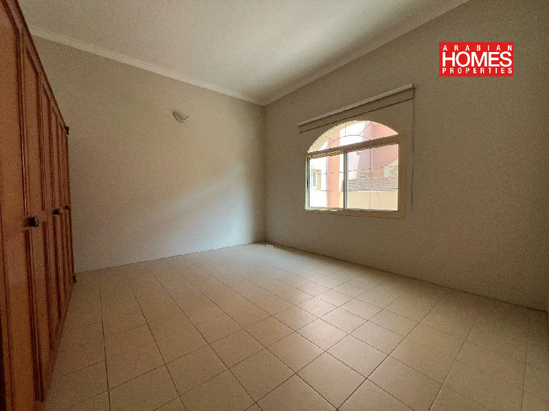 4 BEDROOM VILLA WITH PRIVATE GARDEN – Slide 5