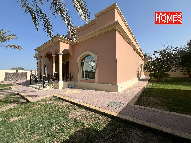 4 BEDROOM VILLA WITH PRIVATE GARDEN – Slide 2