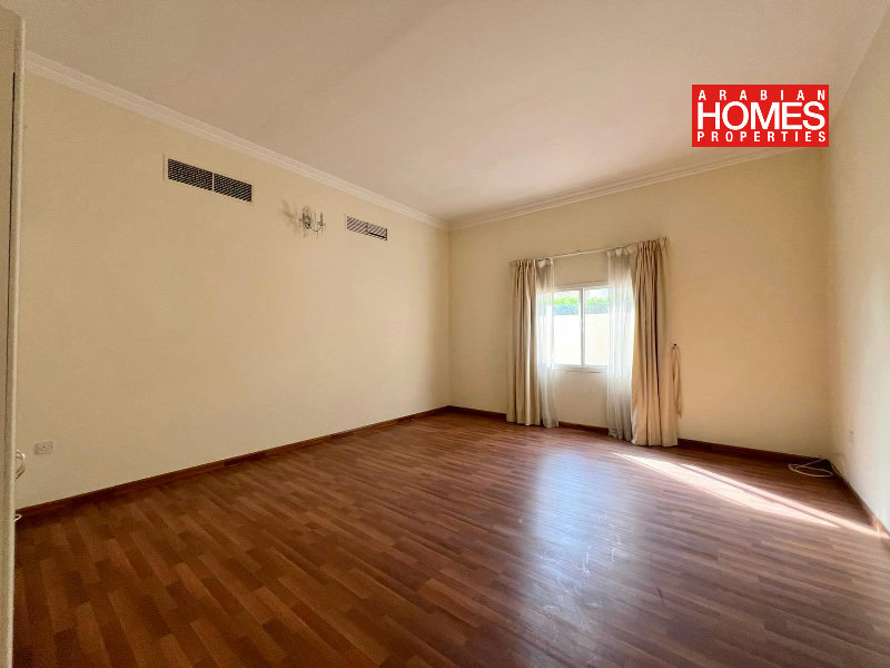 4 BEDROOM VILLA WITH PRIVATE GARDEN – Slide 8