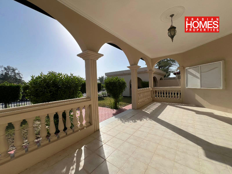 4 BEDROOM VILLA WITH PRIVATE GARDEN – Slide 2