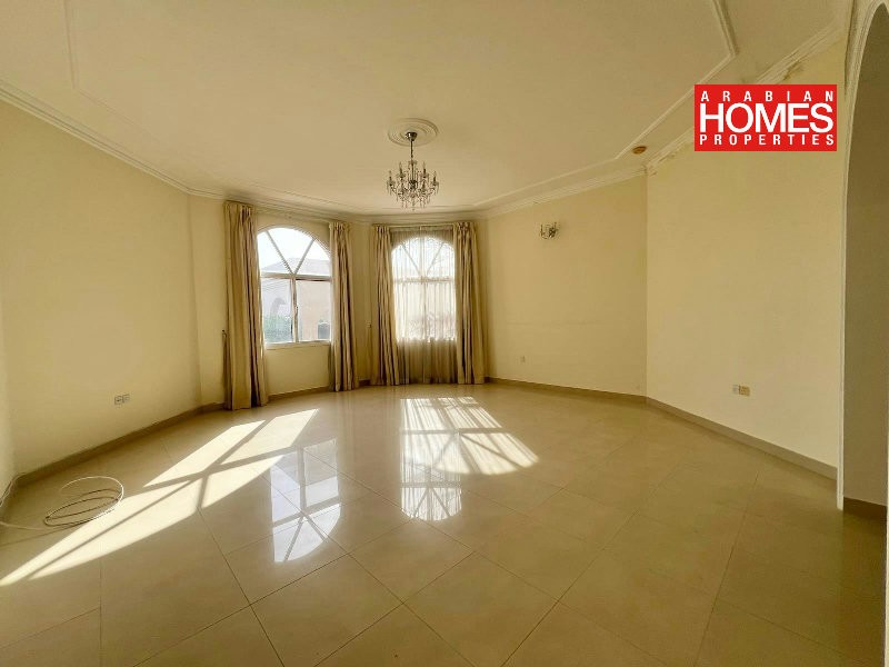 4 BEDROOM VILLA WITH PRIVATE GARDEN – Slide 4