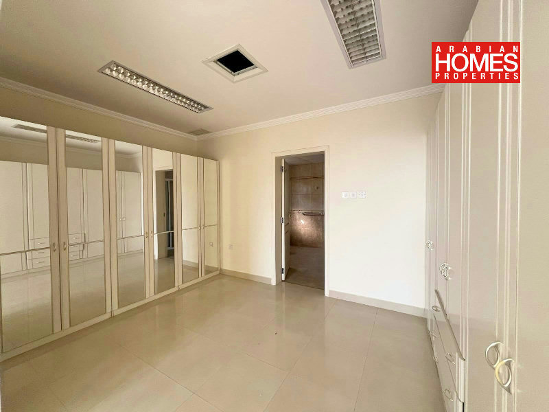 4 BEDROOM VILLA WITH PRIVATE GARDEN – Slide 5