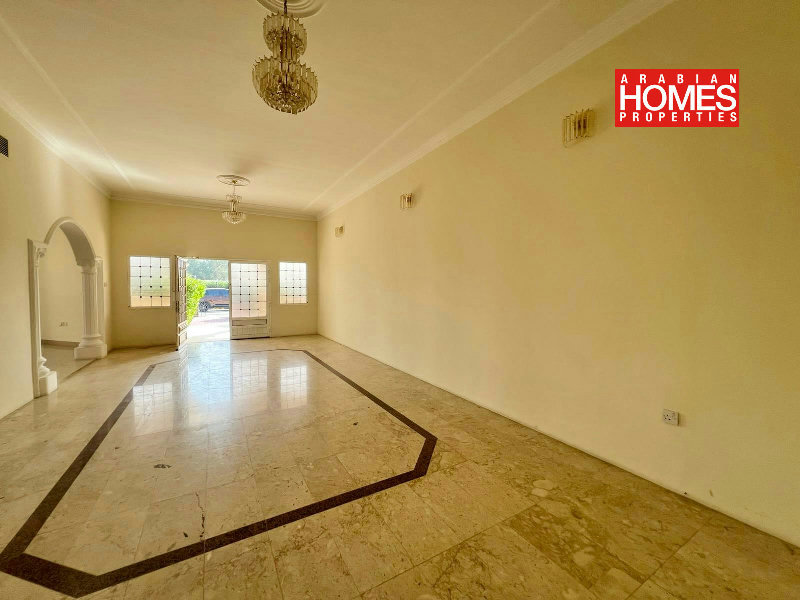 4 BEDROOM VILLA WITH PRIVATE GARDEN – Slide 3