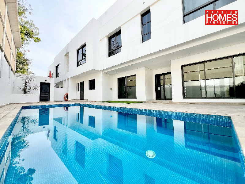 MODERN 4 BEDROOM VILLA WITH PRIVATE POOL – Slide 1