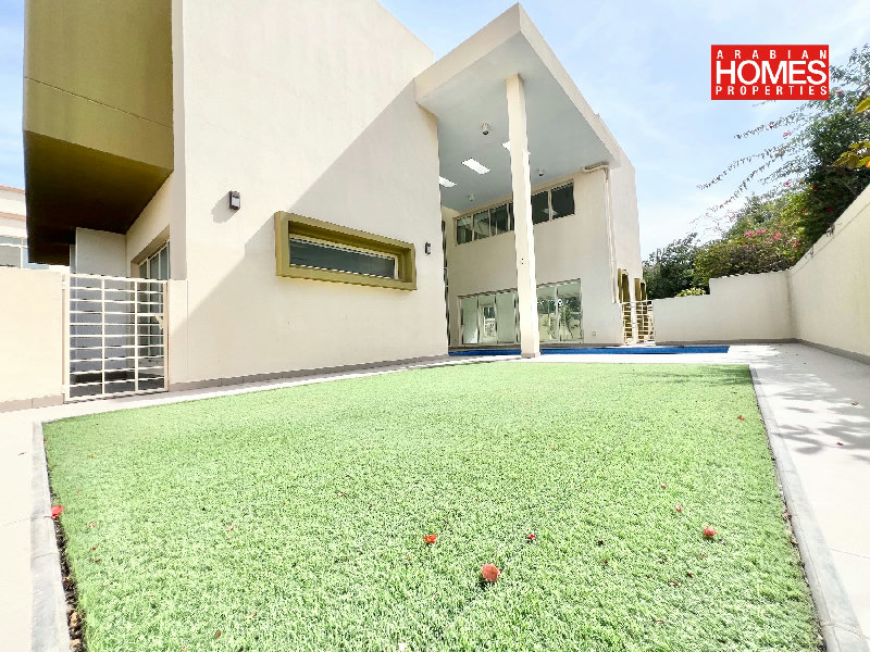 MODERN 4 BEDROOM VILLA WITH PRIVATE POOL AND GARDEN – Slide 2