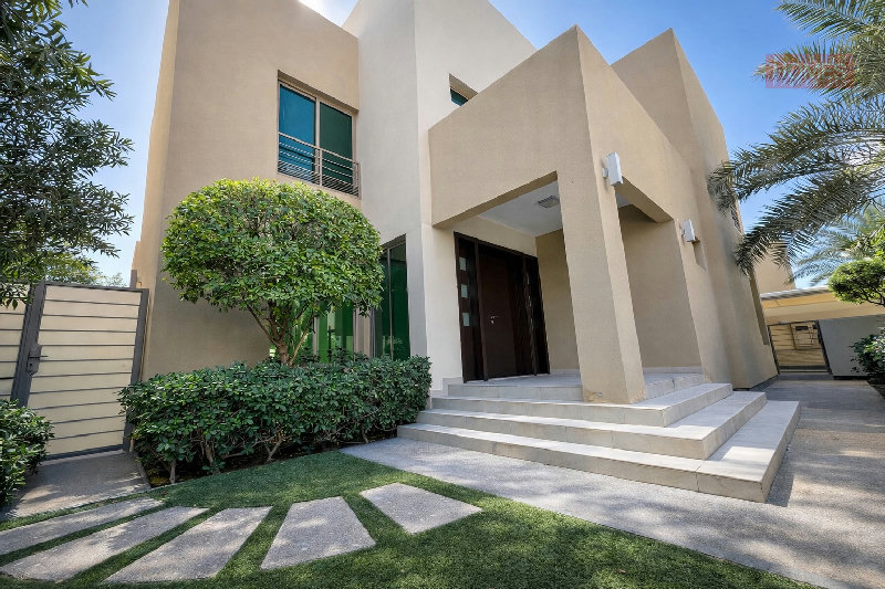 ELEGANT 4 BEDROOM VILLA WITH PRIVATE POOL – Slide 1