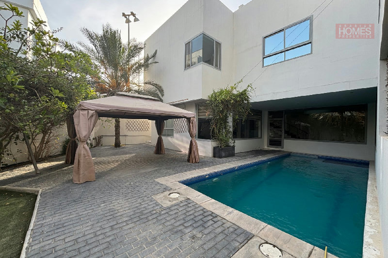 ELEGANT 4 BEDROOM WITH PRIVATE POOL – Slide 1