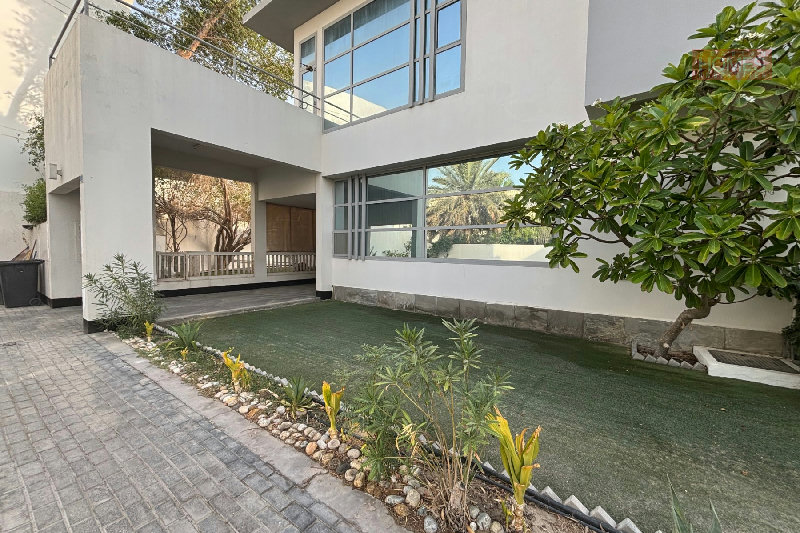 ELEGANT 4 BEDROOM WITH PRIVATE POOL – Slide 2