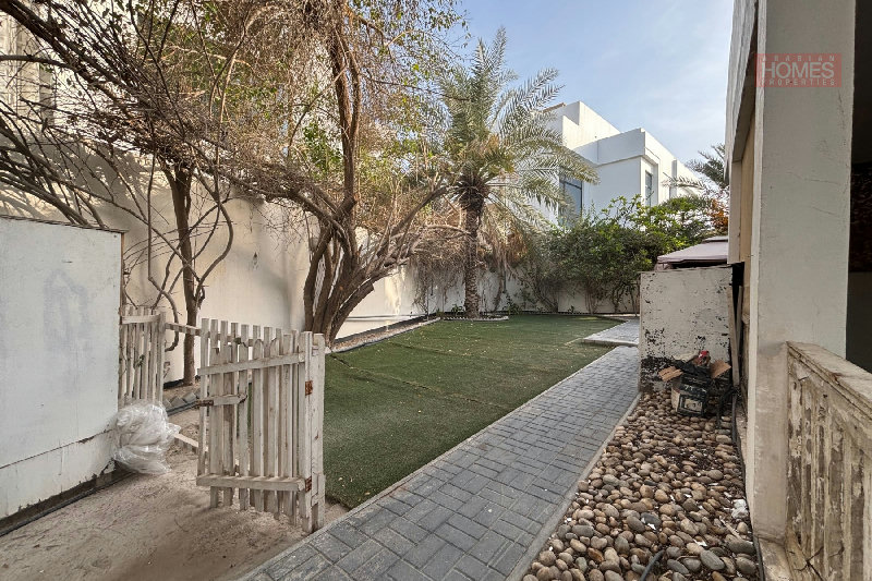 ELEGANT 4 BEDROOM WITH PRIVATE POOL – Slide 10