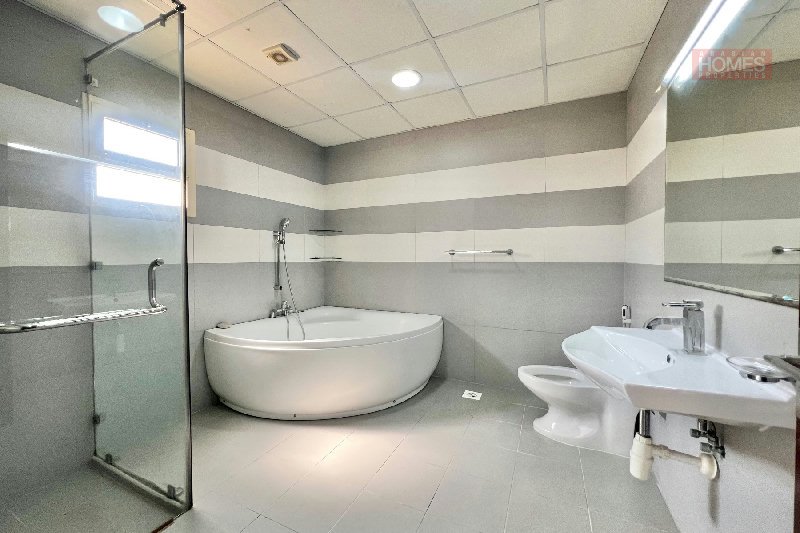 4 BEDROOM VILLA WITH PRIVATE GARDEN – Slide 11