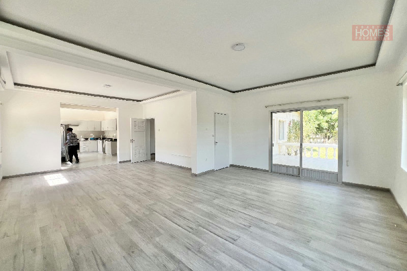 FULLY RENOVATED 3 BEDROOM VILLA WITH PRIVATE GARDEN – Slide 4