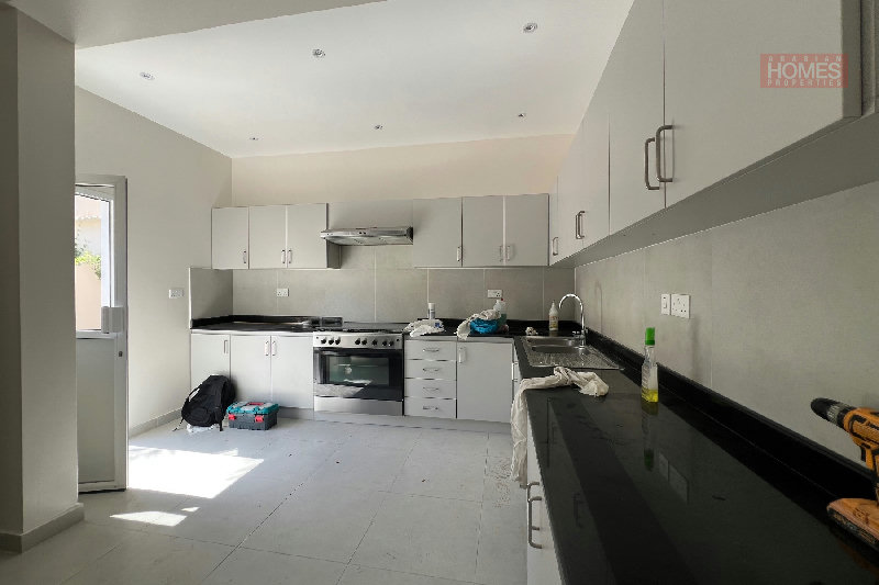 FULLY RENOVATED 3 BEDROOM VILLA WITH PRIVATE GARDEN – Slide 12