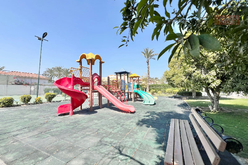 FULLY RENOVATED 3 BEDROOM VILLA WITH PRIVATE GARDEN – Slide 3