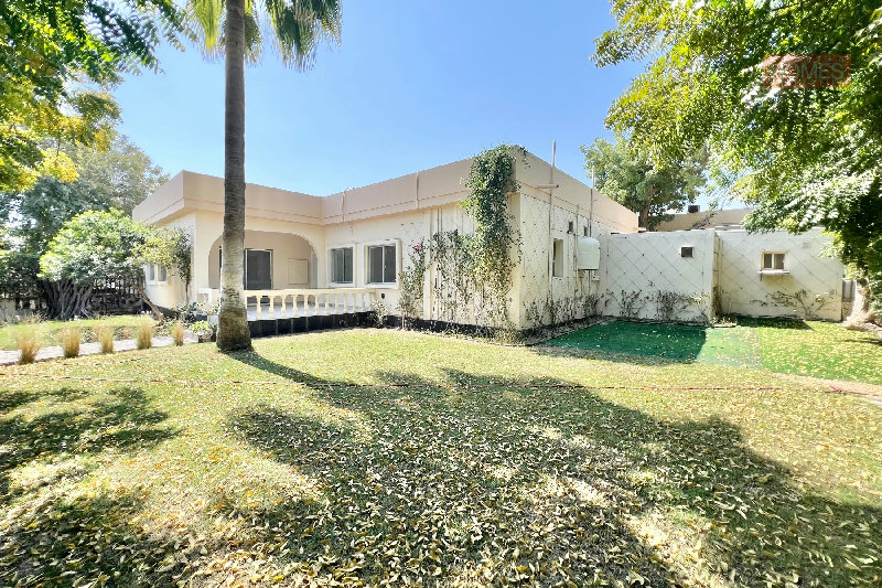 FULLY RENOVATED 3 BEDROOM VILLA WITH PRIVATE GARDEN – Slide 1