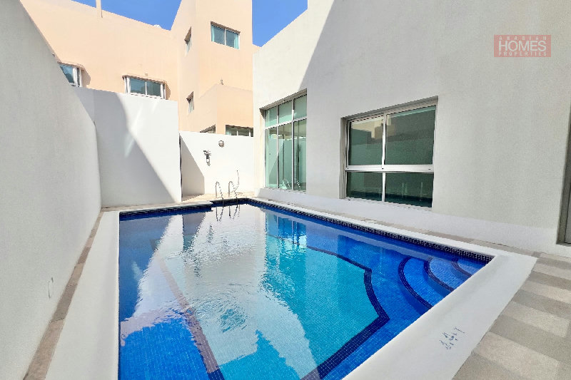 NAVY APRROVED 4 BEDROOM VILLA WITH PRIVATE POOL – Slide 1