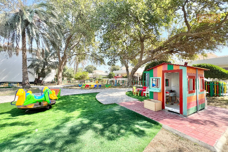 FAMILY FRIENDLY 4 BEDROOM VILLA WITH PRIVATE GARDEN – Slide 2